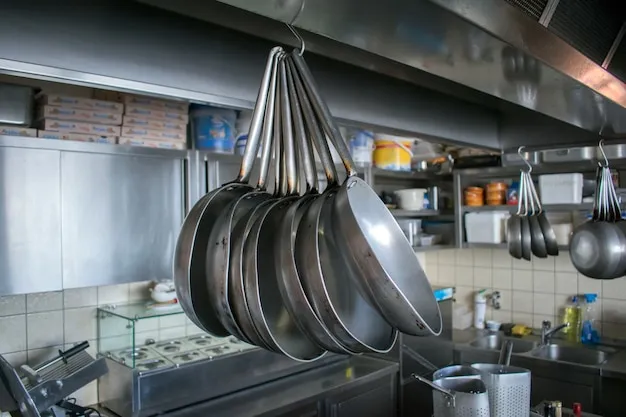 /img/14607-kitchen-decor-pans-maintenance.webp