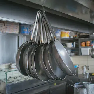 /img/14607-kitchen-decor-pans-maintenance.webp