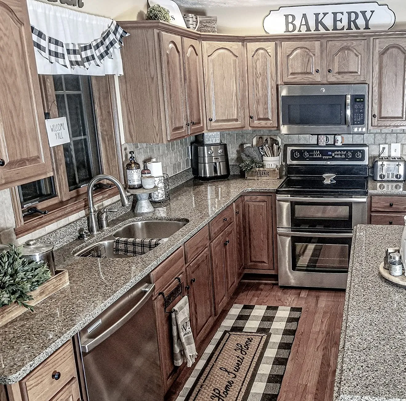 14615 farmhouse kitchen clutter