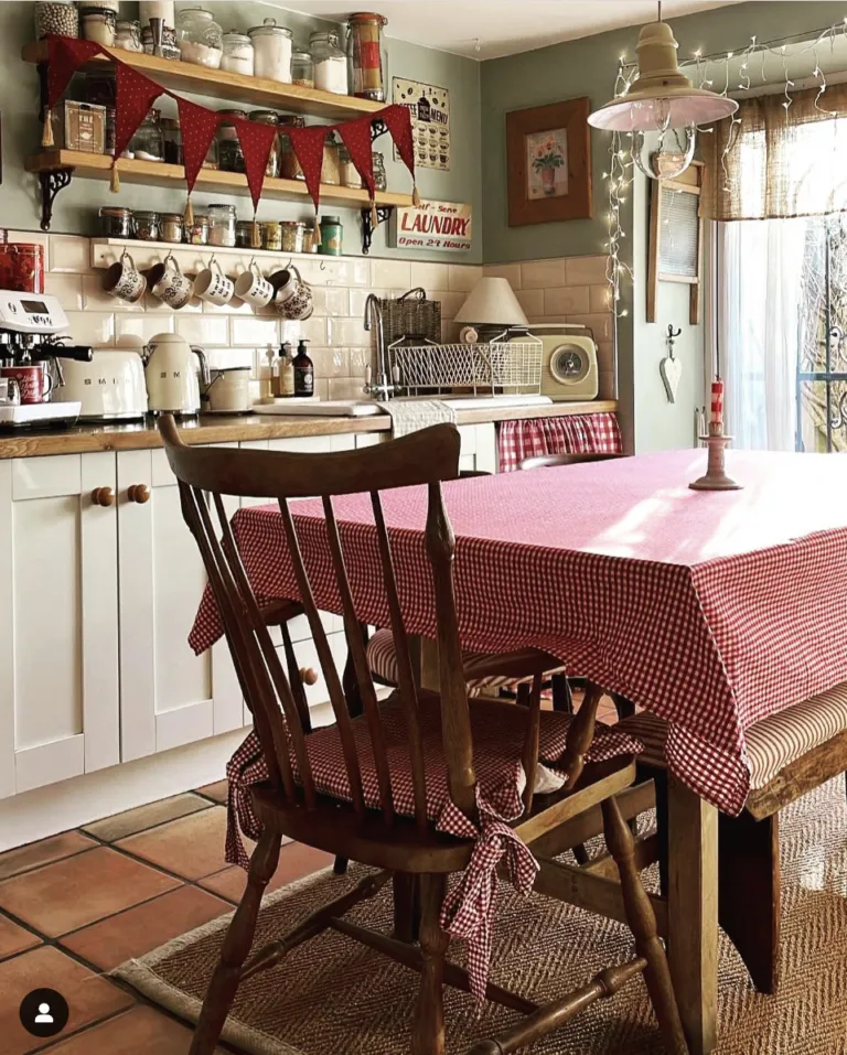 /img/14641-red-kitchen-uk-lighting.webp