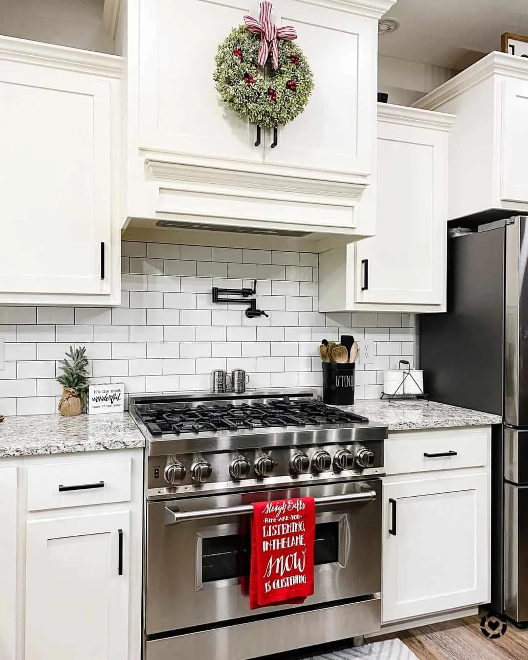 14700 red cookware kitchen