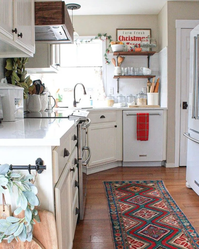 /img/14700-red-kitchen-lighting.webp