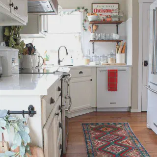 /img/14700-red-kitchen-lighting.webp