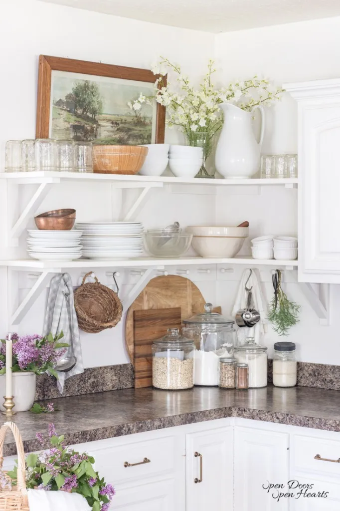 /img/14746-farmhouse-kitchen-antique-finds.webp