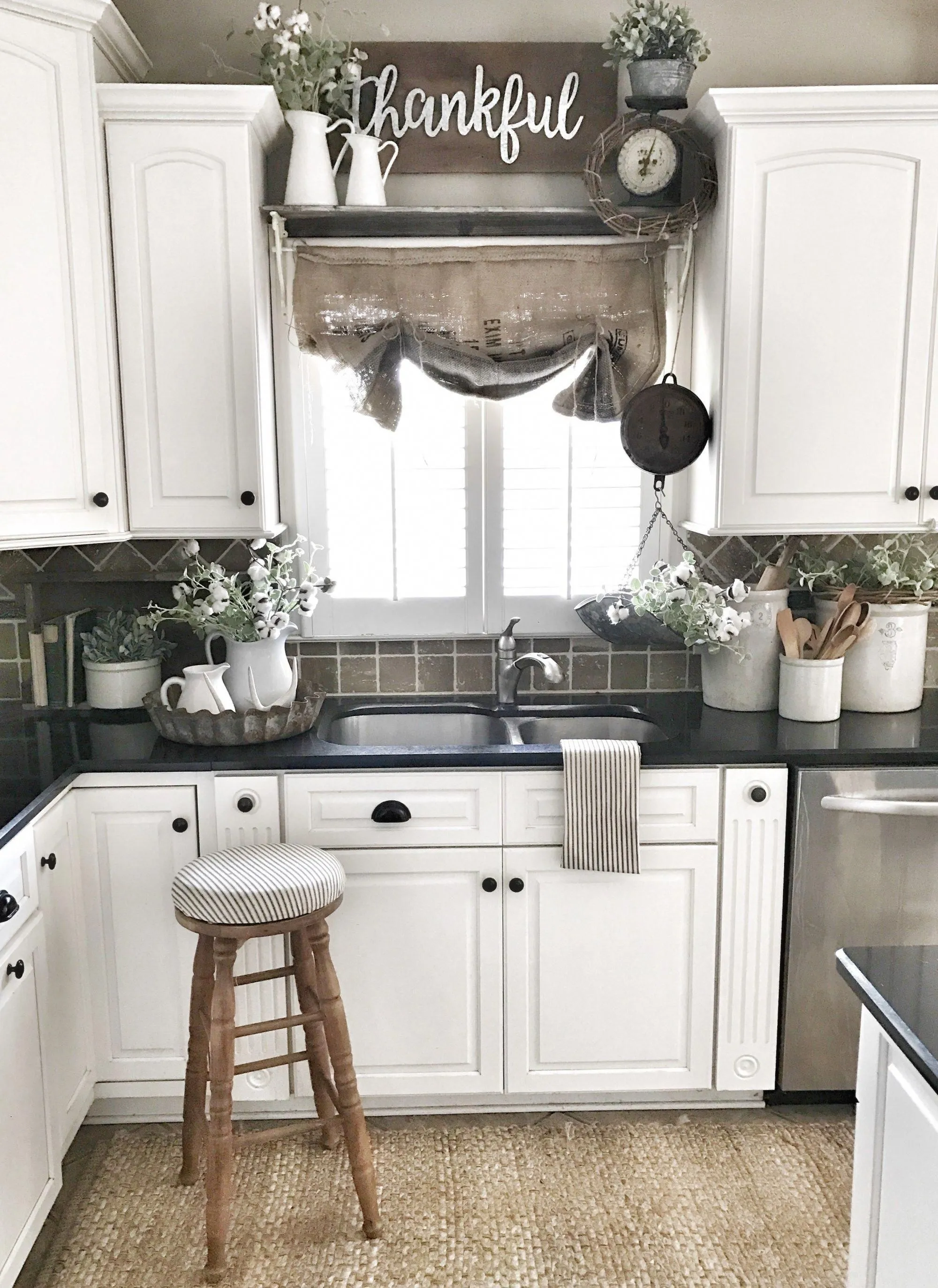 14746 farmhouse kitchen open shelving