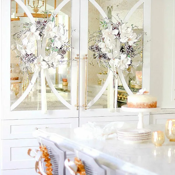 /img/14776-gold-christmas-kitchen-details.webp