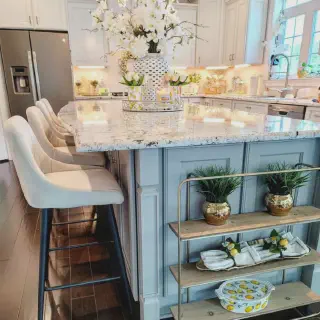 /img/14778-farmhouse-kitchen-plants.webp
